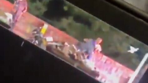 Soldado da PM que jogou jovem de ponte é preso - Vídeo