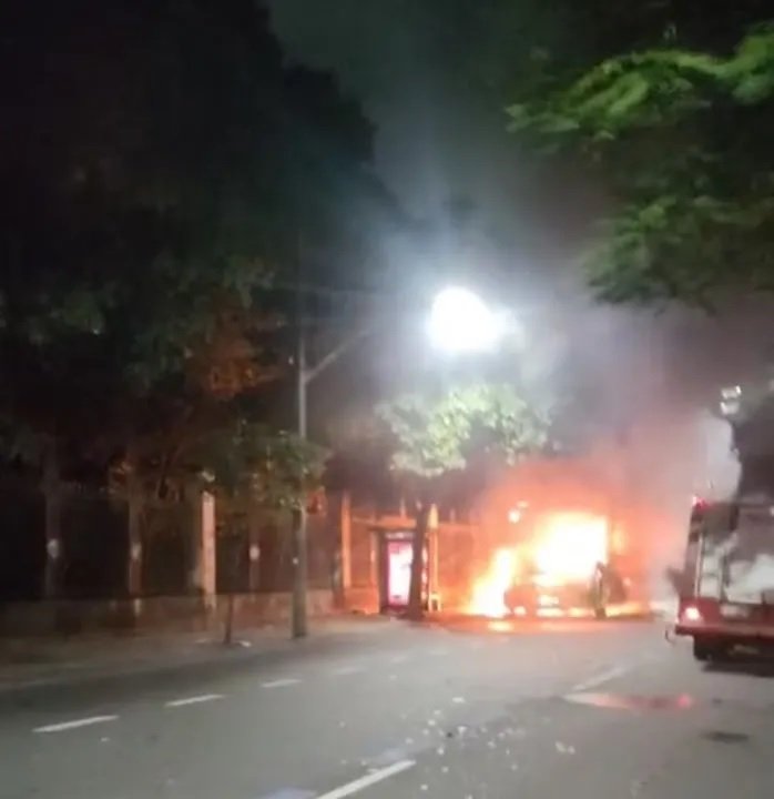 Tiroteios no Morro dos Macacos deixam ferido e ônibus queimado