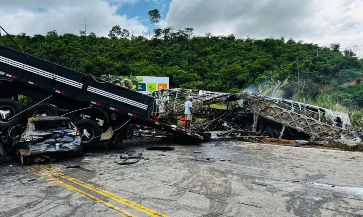 Tragédia na BR-116 em Minas Gerais deixa 22 mortos