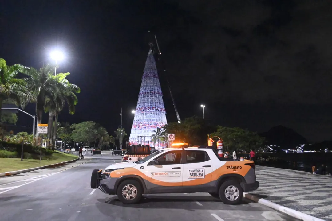 Trânsito é liberado na Avenida Sílvio Picanço após desmontagem de Árvore de Natal