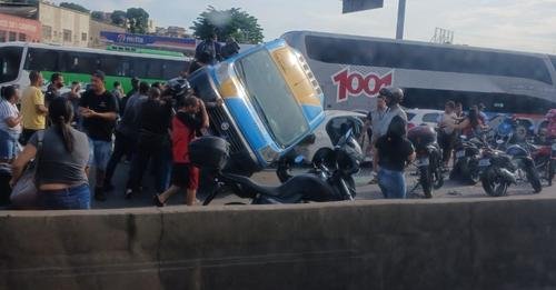 Van capota e interdita faixa na Avenida Brasil - Vídeo