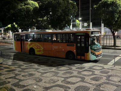 Casal é preso após roubo dentro de ônibus na Avenida Presidente Vargas