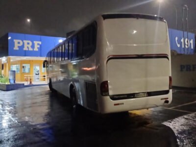 PRF apreende ônibus de transporte clandestino em Nova Iguaçu