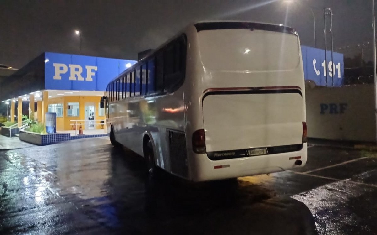 PRF apreende ônibus de transporte clandestino em Nova Iguaçu