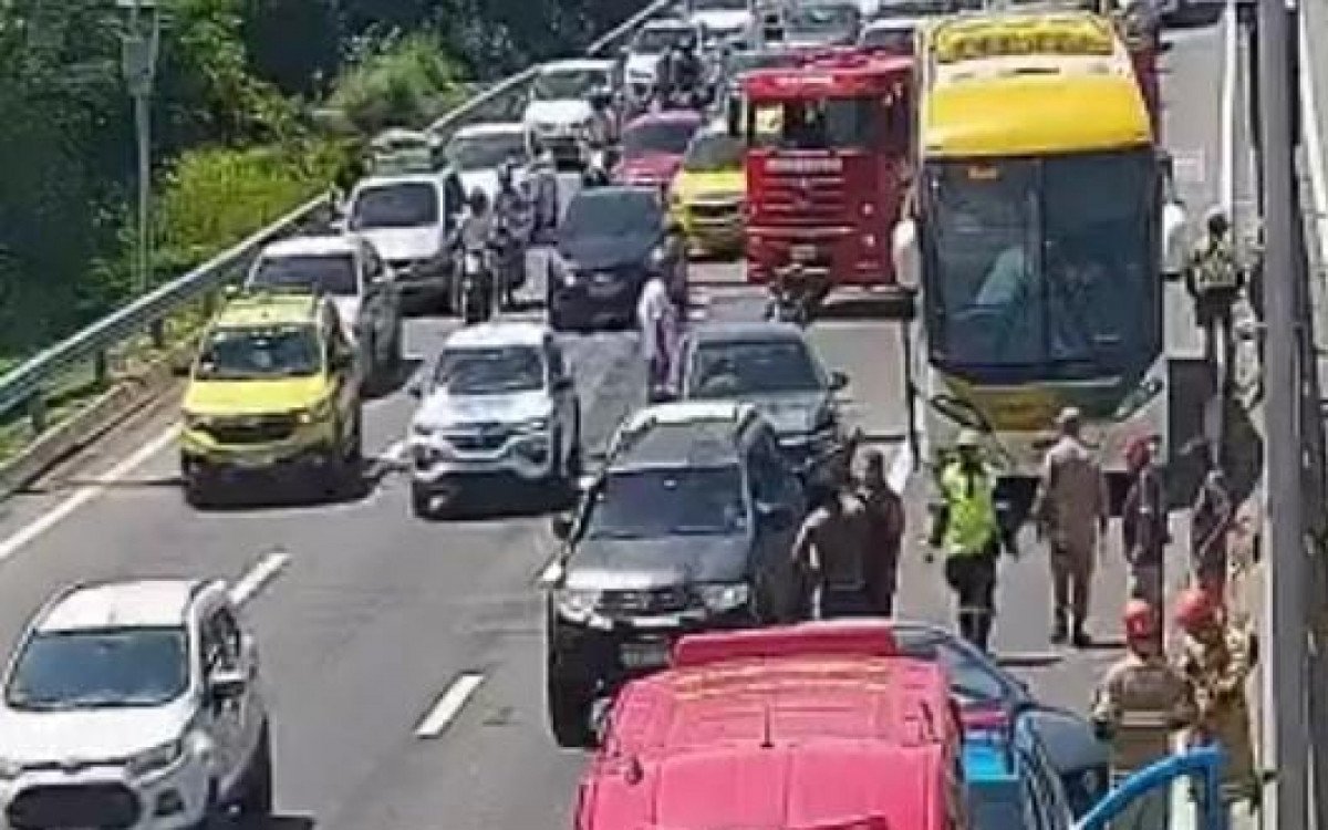 Acidente entre quatro carros e ônibus deixa feridos na Linha Vermelha
