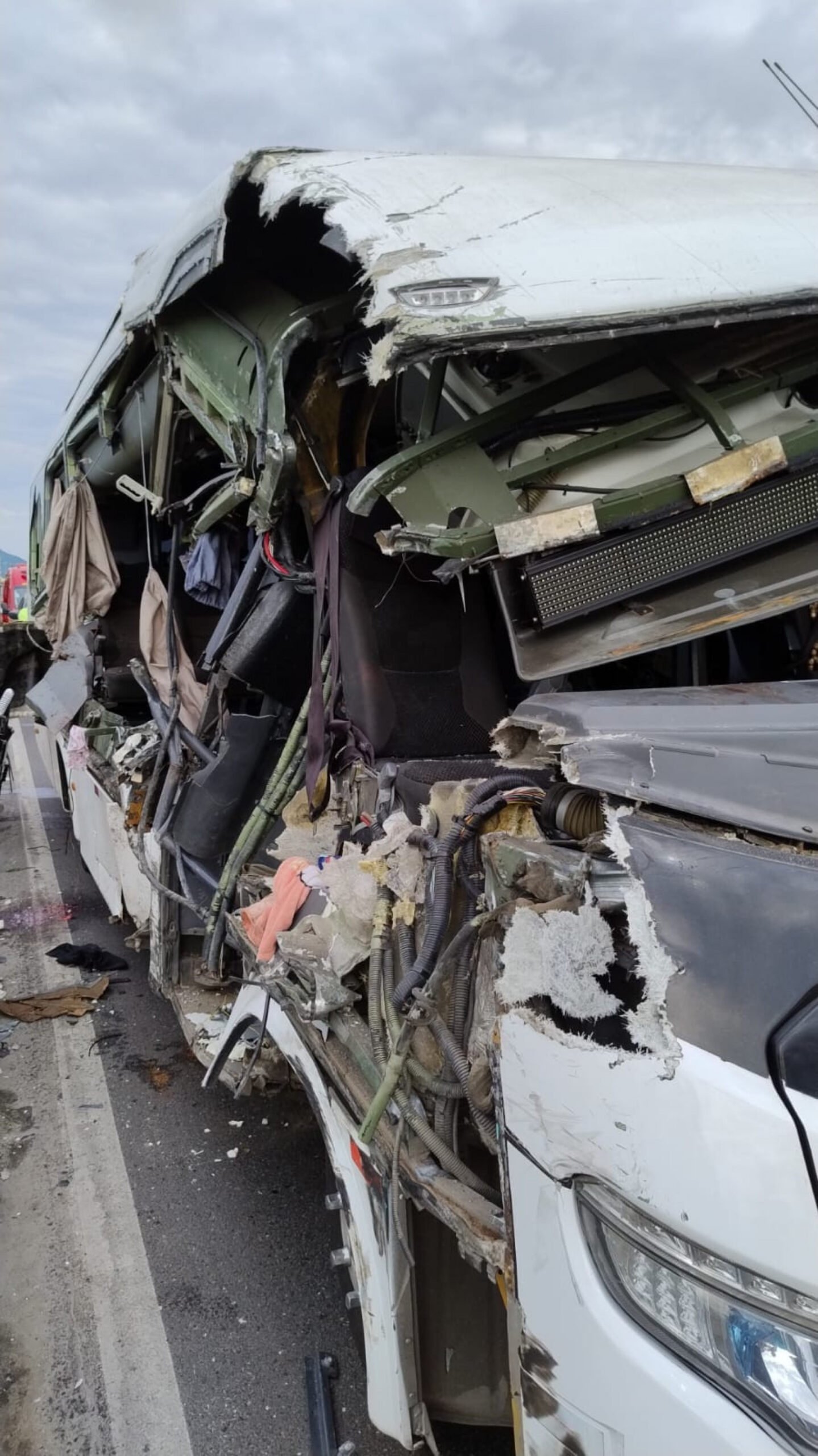 Acidente grave na Rodovia Presidente Dutra deixa dois mortos e 23 feridos