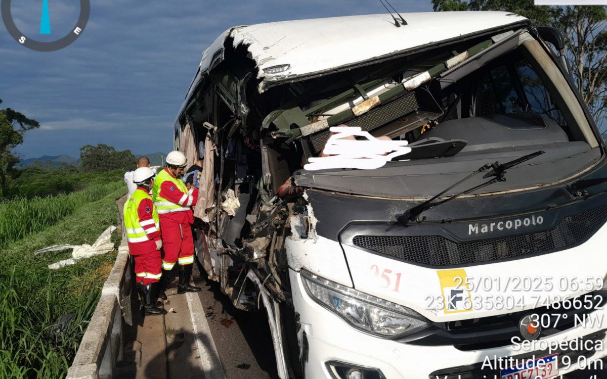 Acidente grave na Rodovia Presidente Dutra deixa dois mortos e 23 feridos