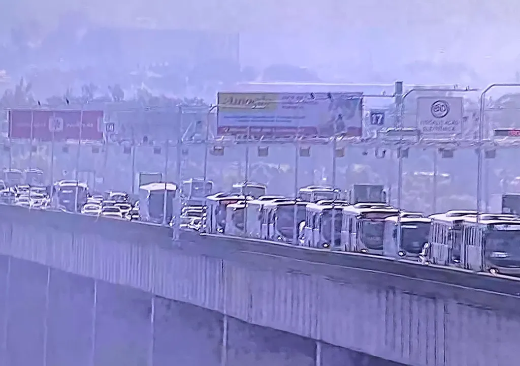 Acidente na Ponte Rio-Niterói causa congestionamento e deixa motociclista ferido