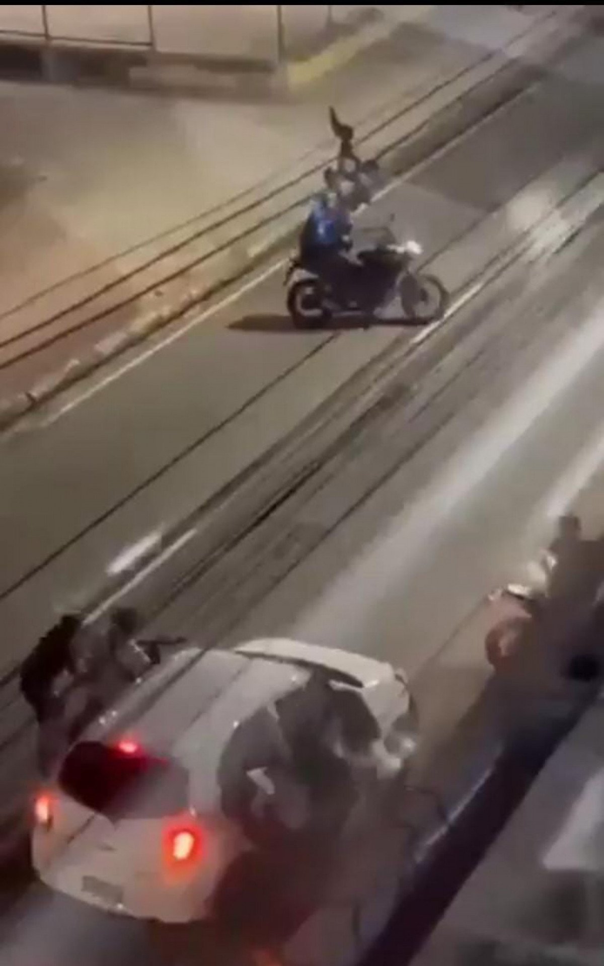 Arrastão na Avenida Martin Luther King assusta motoristas - Vídeo