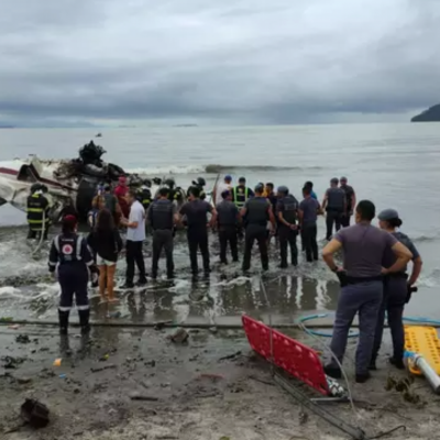 Avião que explodiu é retirado de praia em Ubatuba