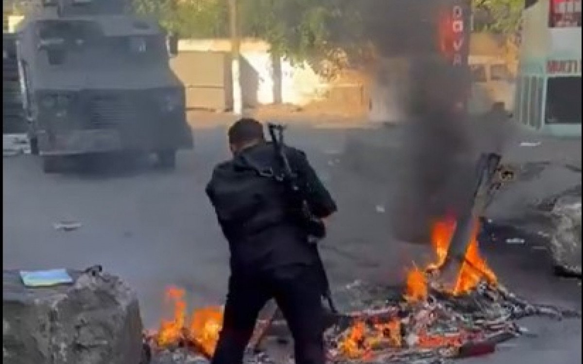 Bandidos colocam fogo em barricadas durante operação na Cidade de Deus