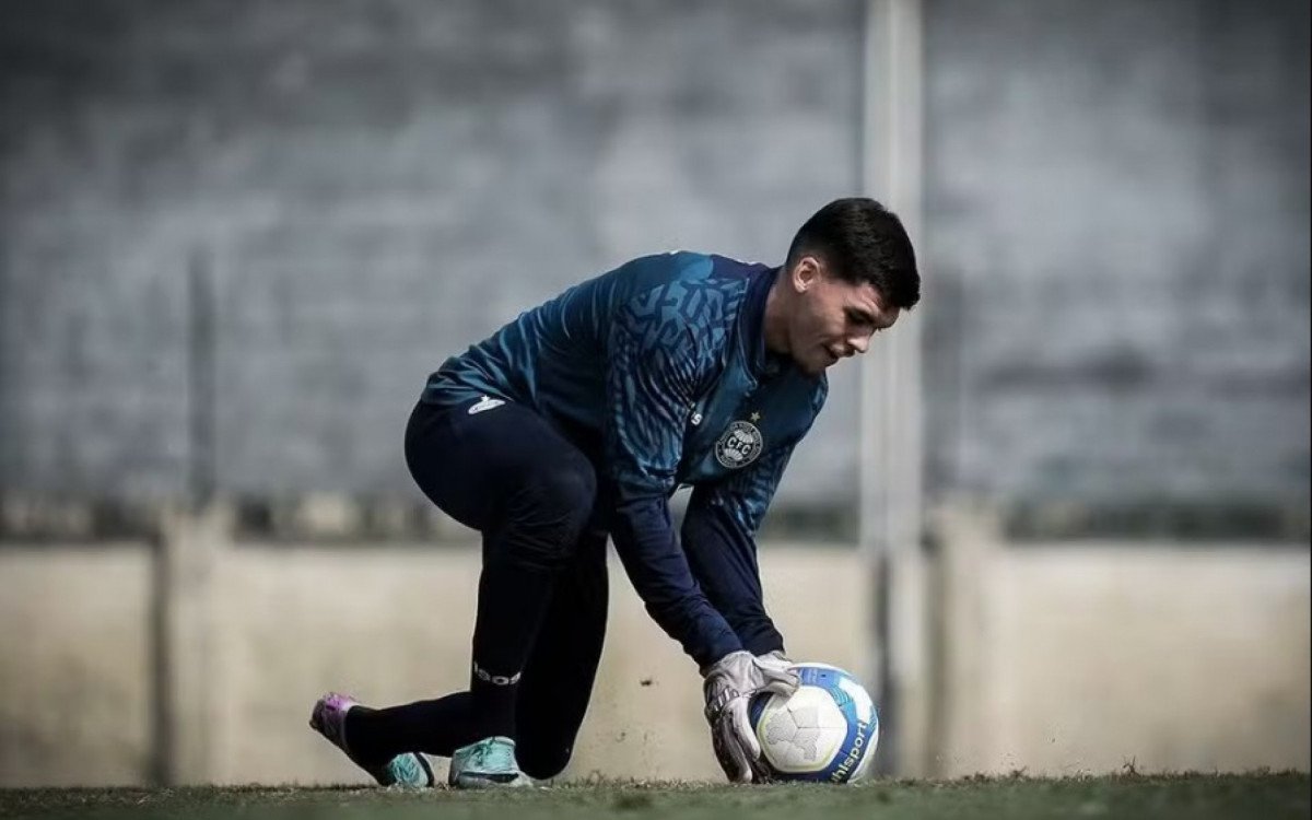Botafogo avalia contratação de goleiro do Coritiba