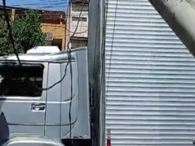 Caminhão derruba poste e interdita rua em Niterói - Vídeo