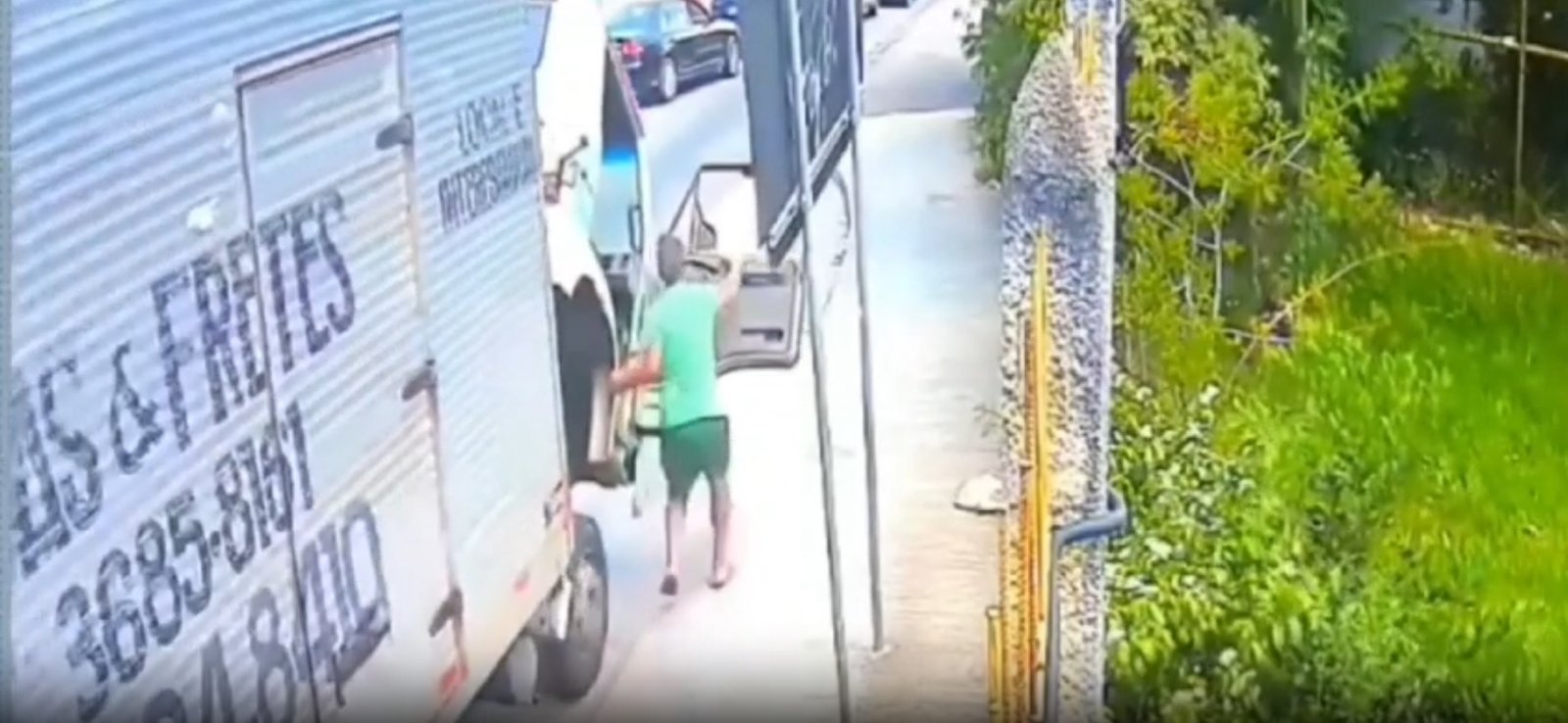 Caminhão desgovernado causa acidente com 15 veículos em Campo Grande - Vídeo