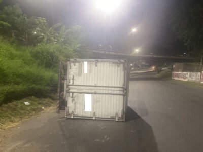 Caminhão tomba na Avenida Brasil e interdita faixa na madrugada