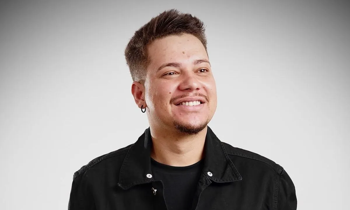Cantor sertanejo fica com rosto desfigurado após ser agredido