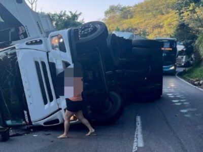 Carreta tomba e interdita pista na Via Dutra sentido Rio