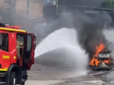 Carro pega fogo em rua de São Gonçalo