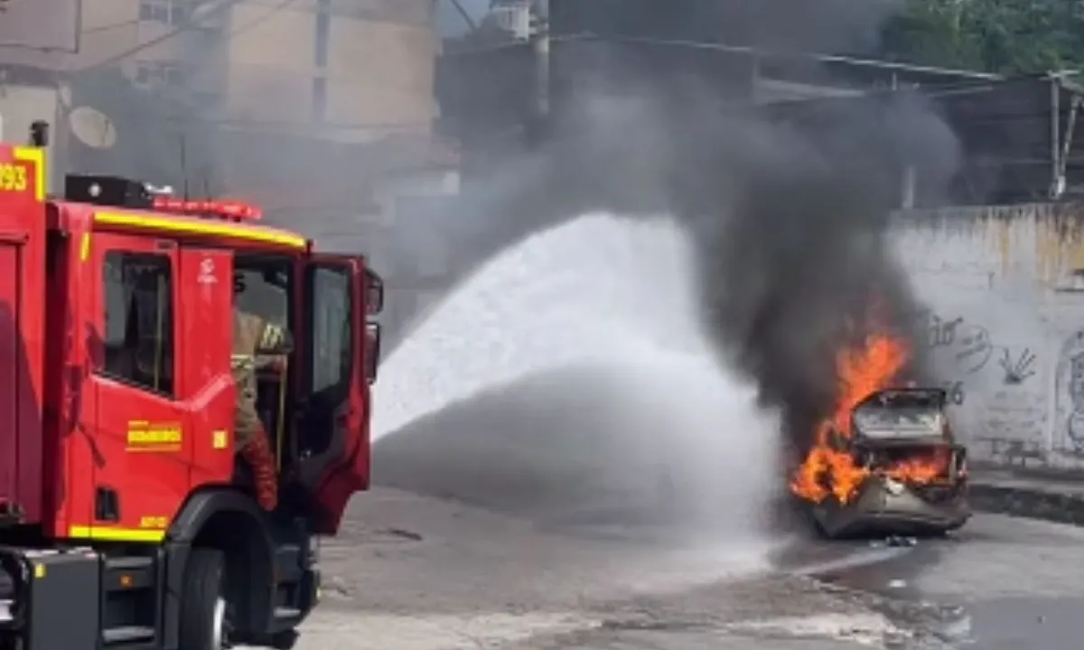 Carro pega fogo em rua de São Gonçalo