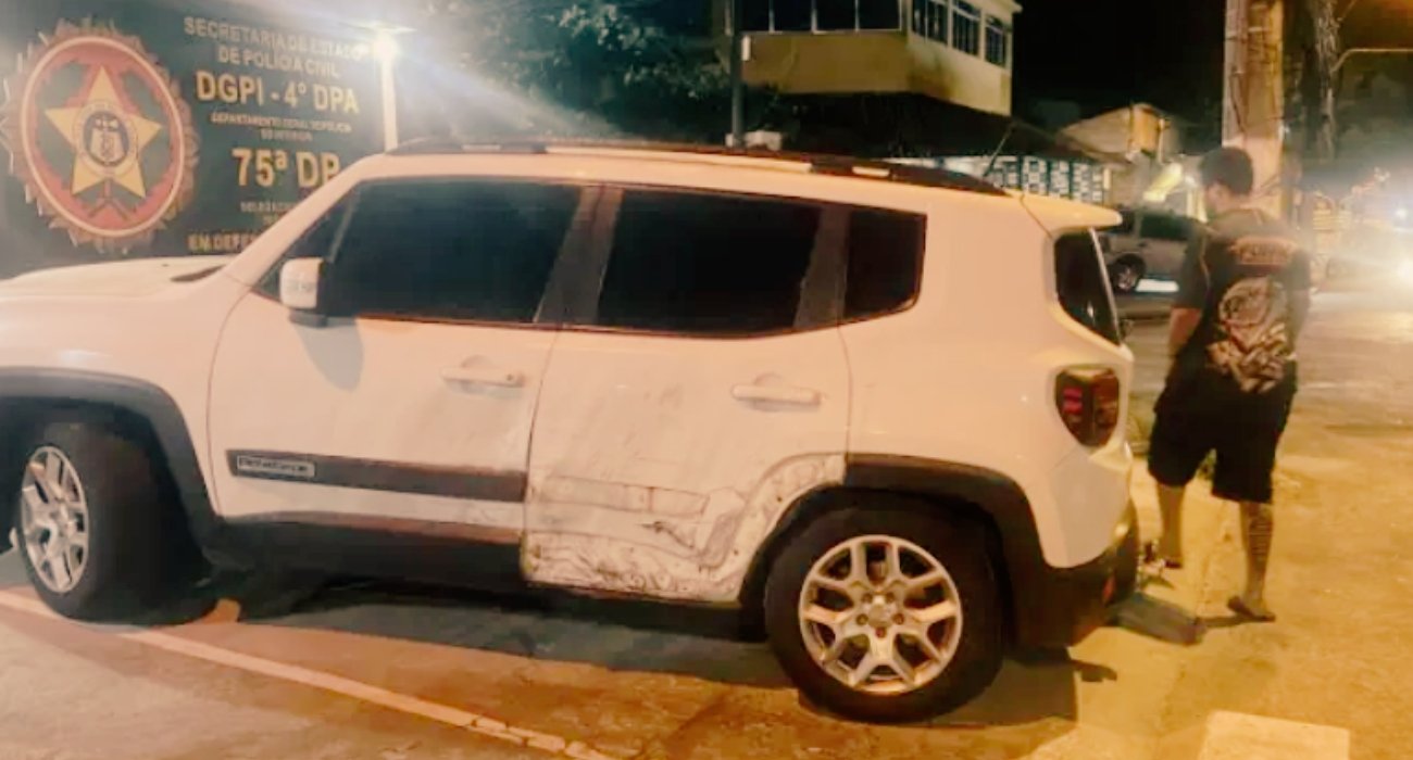 Pânico na RJ-100: Motorista é rendido por bandidos armados, mas PM recupera Jeep Renegade roubado em fuga eletrizante