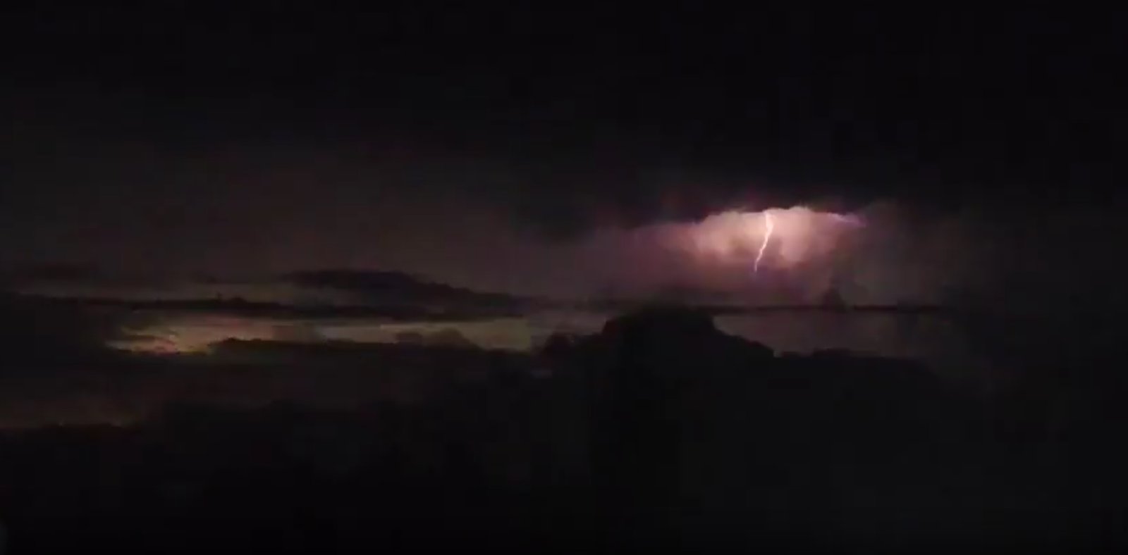 Céu de Niterói é iluminado por raios e trovoadas - Vídeos