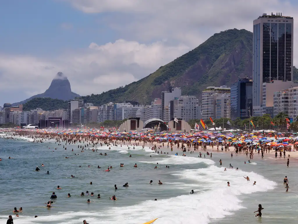 Copacabana recebe banhistas e turistas no primeiro dia de 2025