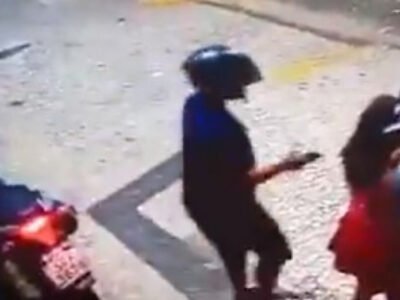 Criminosos armados assaltam mulheres em frente a prédio no Flamengo - Vídeo