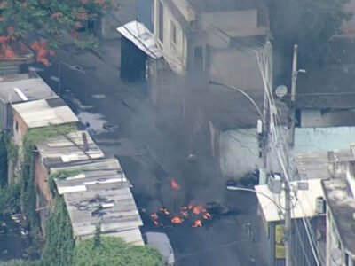 Criminosos incendeiam barricadas para bloquear operação policial na Cidade de Deus