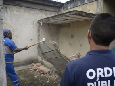 Demolição de prédio irregular marca operação na Cidade de Deus