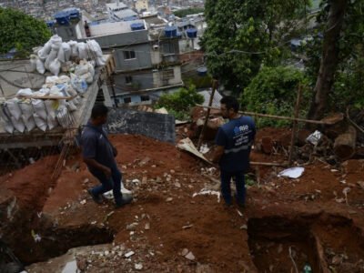 Demolição de prédio irregular na Rocinha causa prejuízo