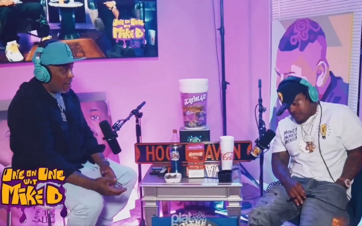 Disparo acidental em podcast interrompe entrevista com rapper - Vídeo