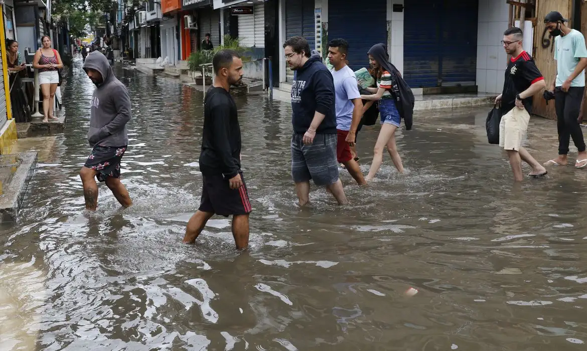 Enchentes: especialistas criam material para evitar doenças