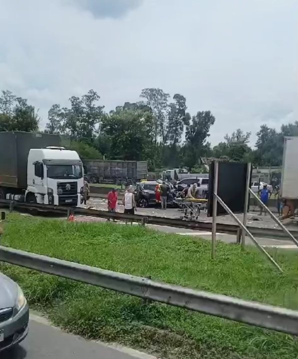 Engavetamento na BR-116 deixa trânsito interditado em Nova Iguaçu - Vídeo