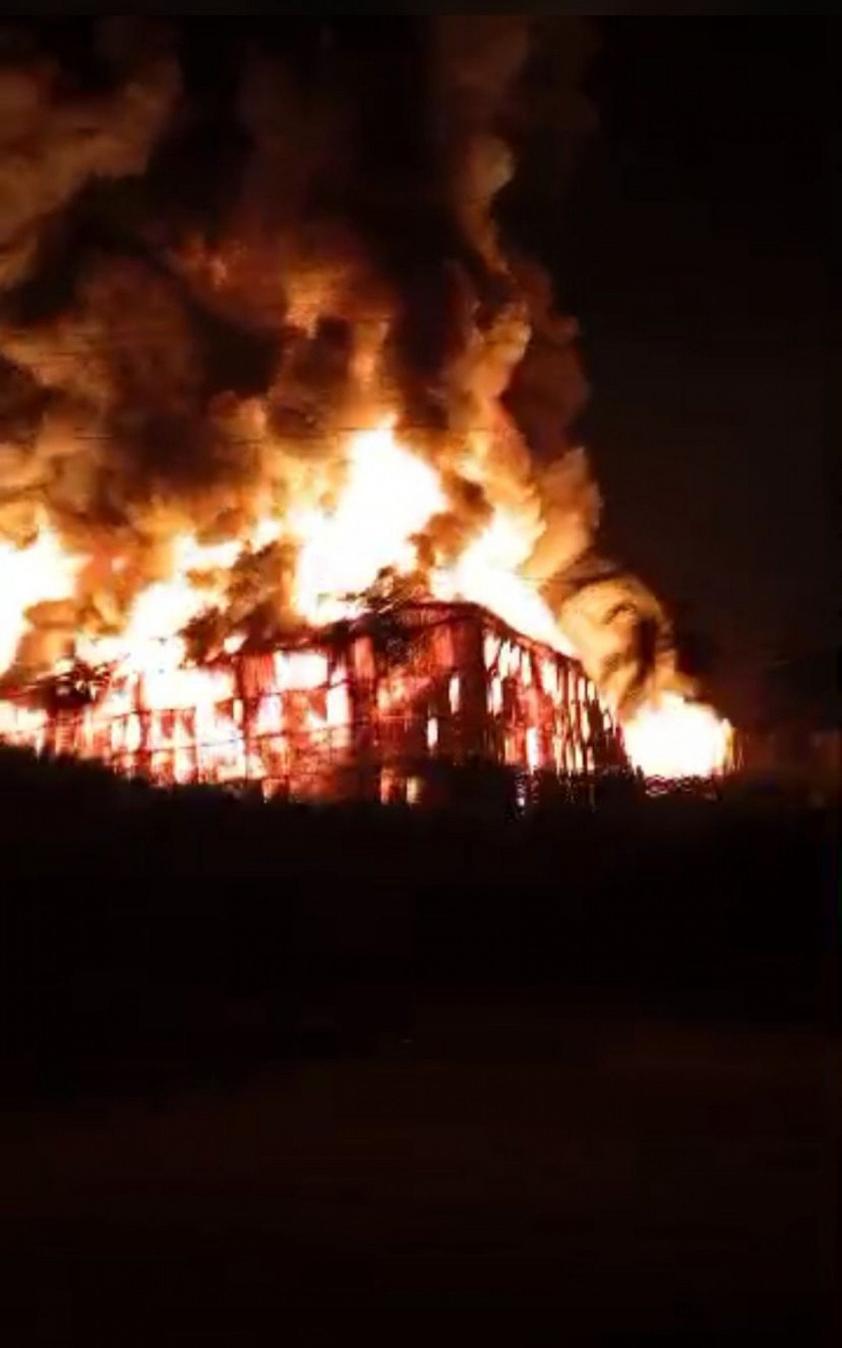 Fábrica de cosméticos é destruída por incêndio na Baixada - Vídeos