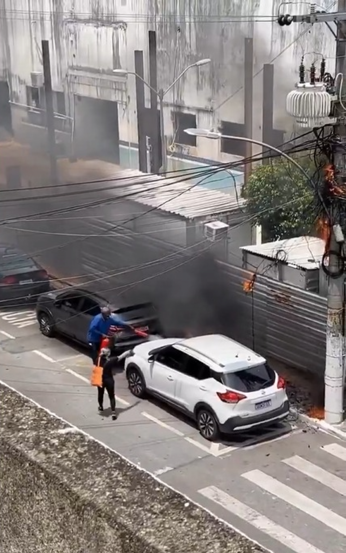 Fiação elétrica pega fogo e incendeia veículos em Itaguaí - Vídeo