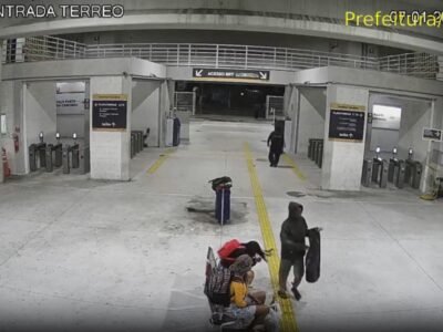 Homem agride passageira e é detido no Terminal Deodoro - Vídeo