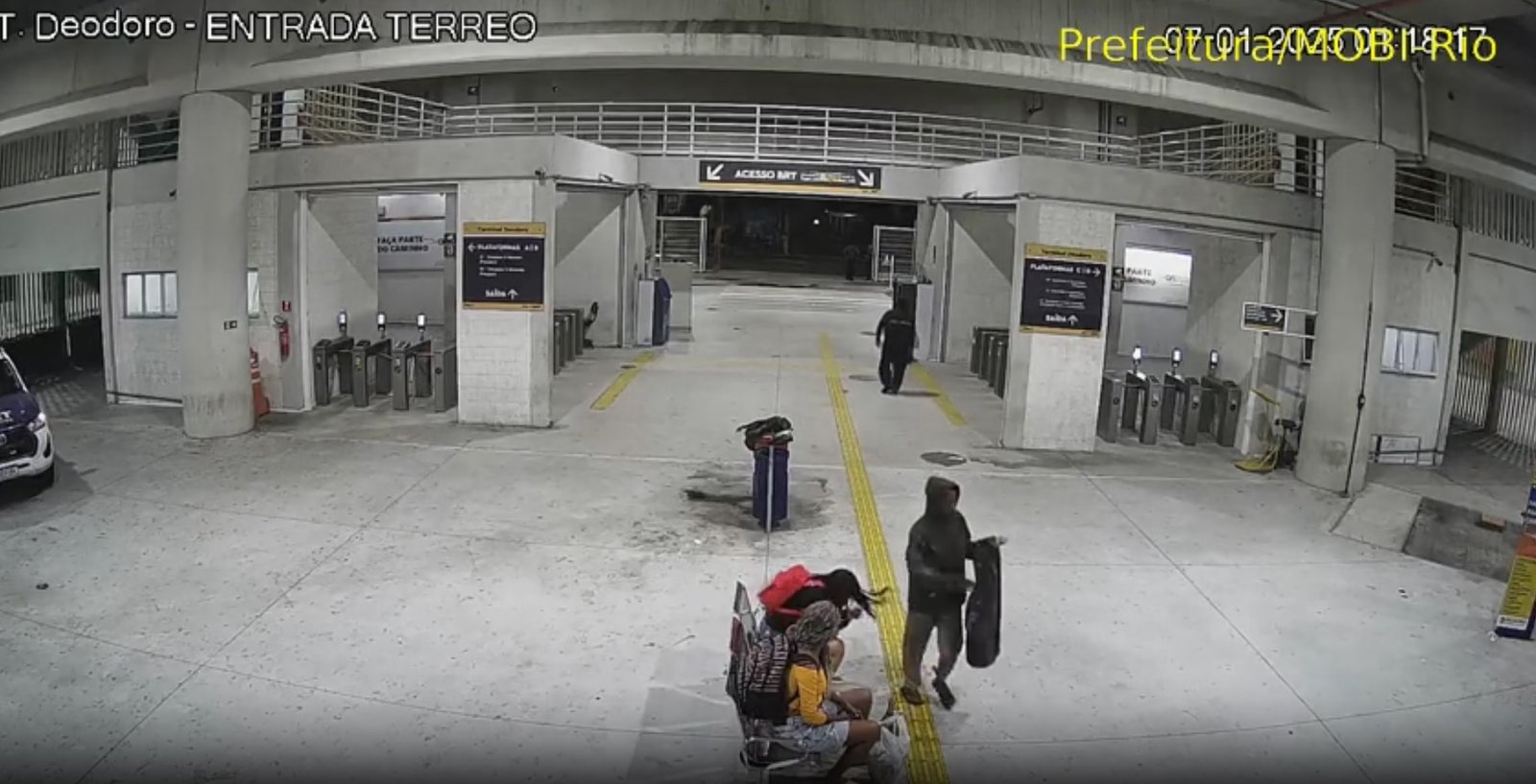 Homem agride passageira e é detido no Terminal Deodoro - Vídeo