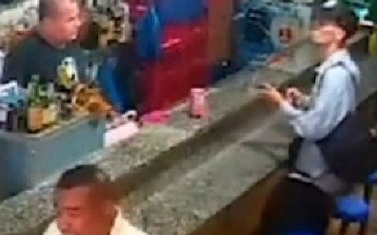 Homem assalta bar no Largo do Jacaré - Vídeo