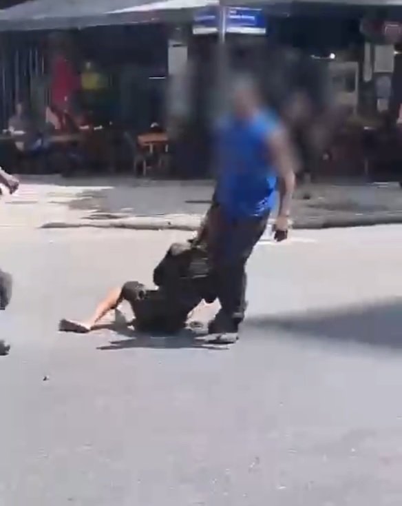 Homem é espancado por populares após furto em Copacabana - Vídeo