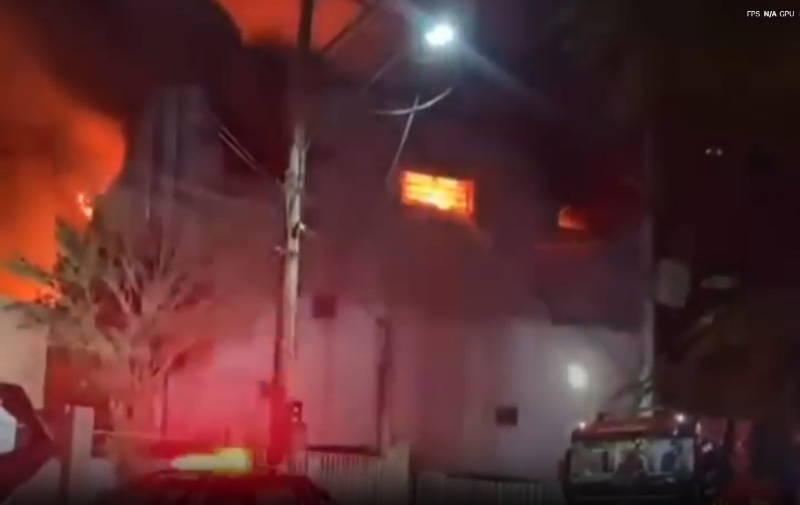 Incêndio de grandes proporções destrói loja em Magé