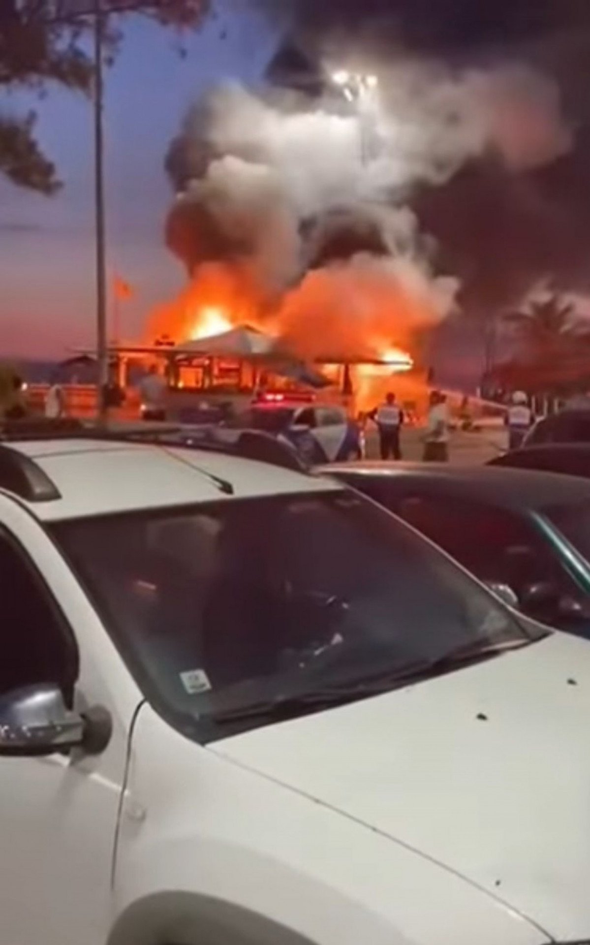 Incêndio em Quiosque deixa mulher ferida na Zona Oeste - Vídeo