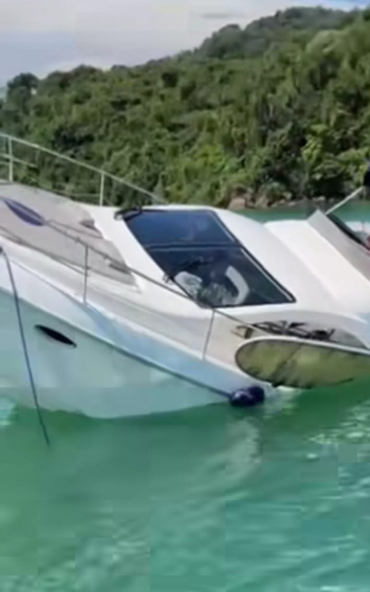 Lancha afunda na Ilha da Cotia em Paraty