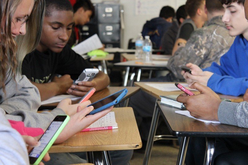 Lei que proíbe o uso de telefones celulares nas salas de aula de escolas de todo Brasil entra em vigor após sanção do presidente Luiz Inácio Lula da Silva: aparelhos ficam proibidos a partir desse ano letivo de 2025 | Reprodução/Freepik