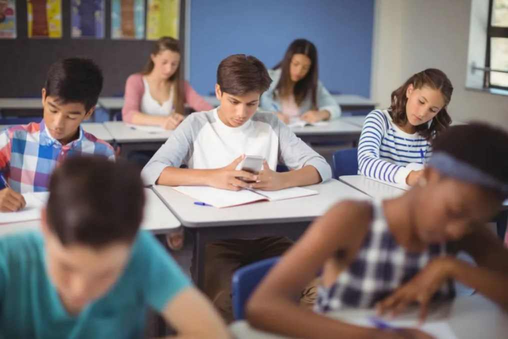 Lei que proíbe o uso de telefones celulares nas salas de aula de escolas de todo Brasil entra em vigor após sanção do presidente Luiz Inácio Lula da Silva: aparelhos ficam proibidos a partir desse ano letivo de 2025 | Reprodução/Freepik