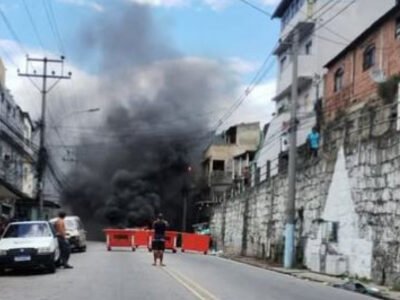 Manifestantes fecham rua em Quintino por falta de água