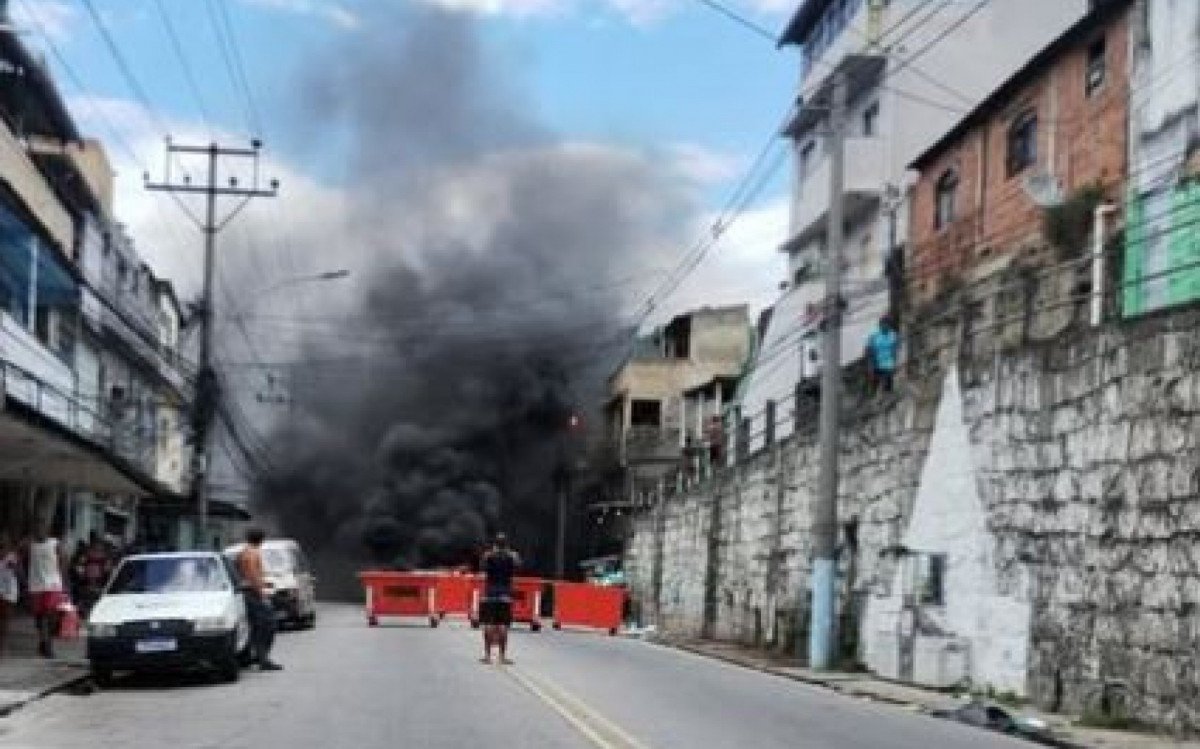 Manifestantes fecham rua em Quintino por falta de água