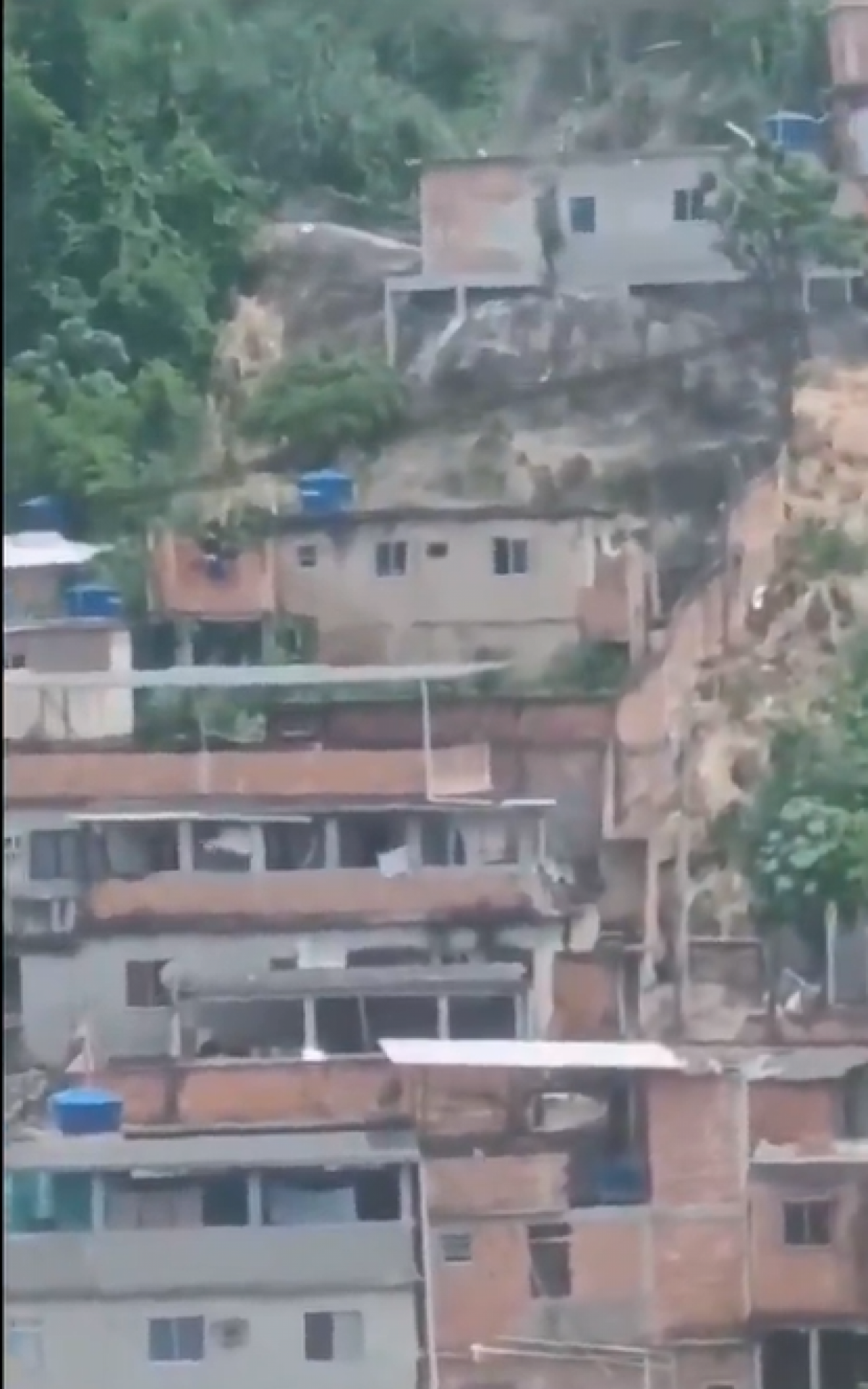 Moradores pedem paz em meio a tiroteio no Alemão - Vídeos