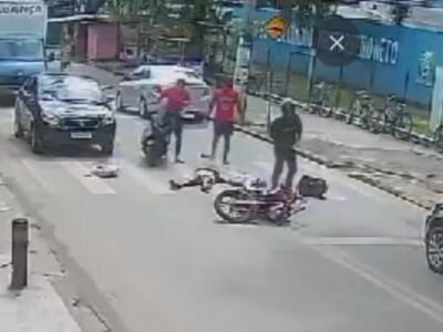 Mulher é atropelada por moto em faixa de pedestres na Baixada - Vídeo