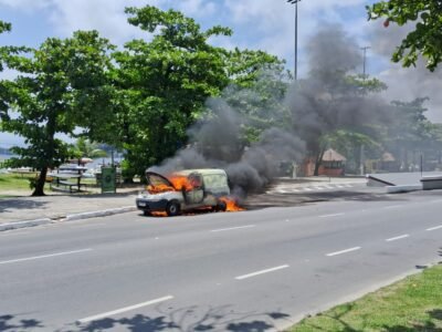 Niterói: Incêndio em carro na Zona Sul de Niterói assusta motoristas e mobiliza Bombeiros - Vídeos