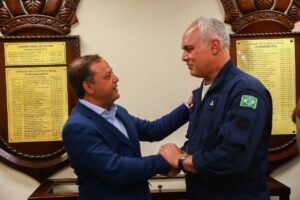 Prefeito de Niterói, Rodrigo Neves, juntamente com o vice-almirante Thadeu Lobo, comandante do 1º Distrito Naval da Marinha do Brasil: autoridades estão perto de firmar convênio para treinamento da Guarda e sobre Economia do Mar